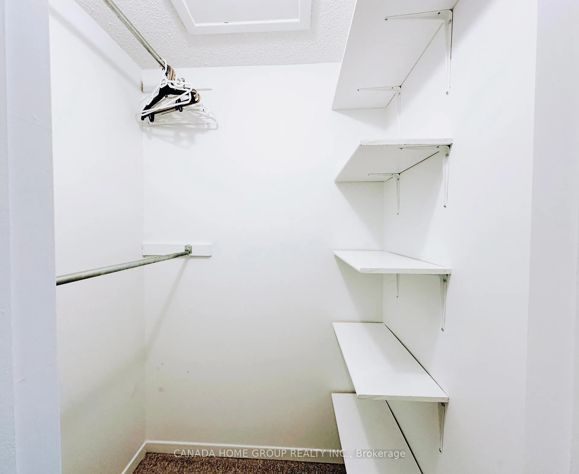 Photo 17 of 303 Riel Drive, Mississauga, Fairview — HOMEH