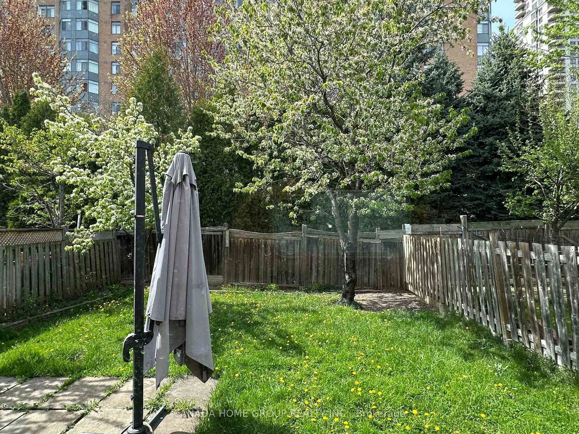 Photo 26 of 303 Riel Drive, Mississauga, Fairview — HOMEH