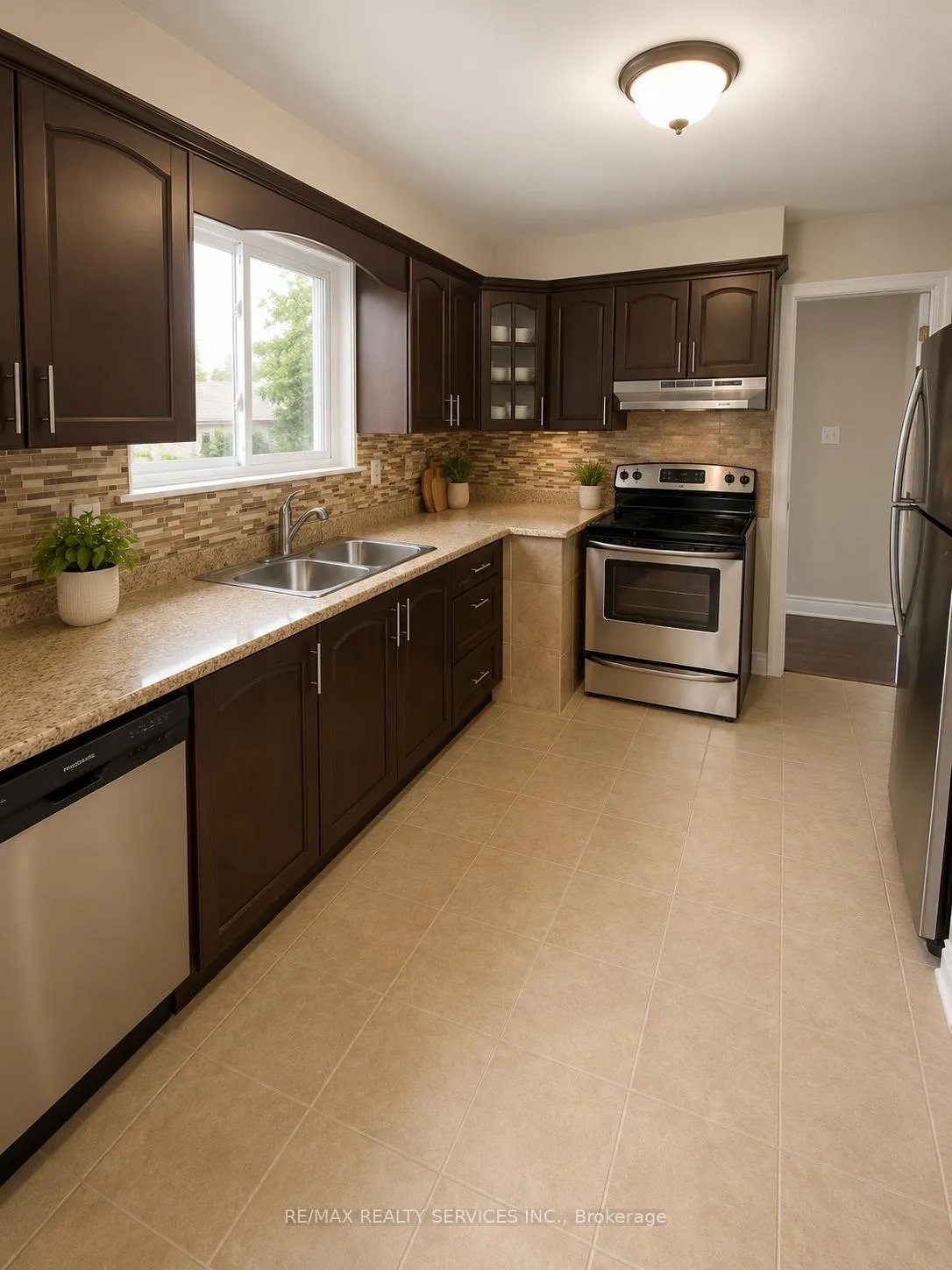 Photo 5 of 7731 Redstone Road, Mississauga, Malton — HOMEH