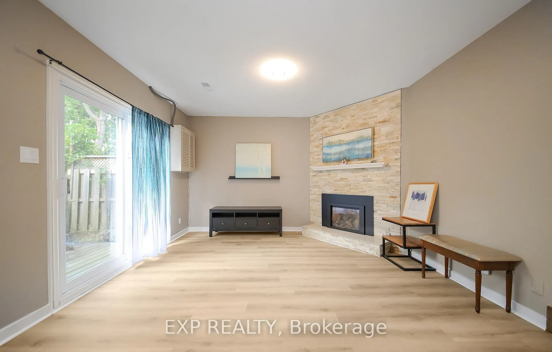 Photo 4 of 18 Winlock Crescent, Ottawa, Craig Henry/Woodvale — HOMEH