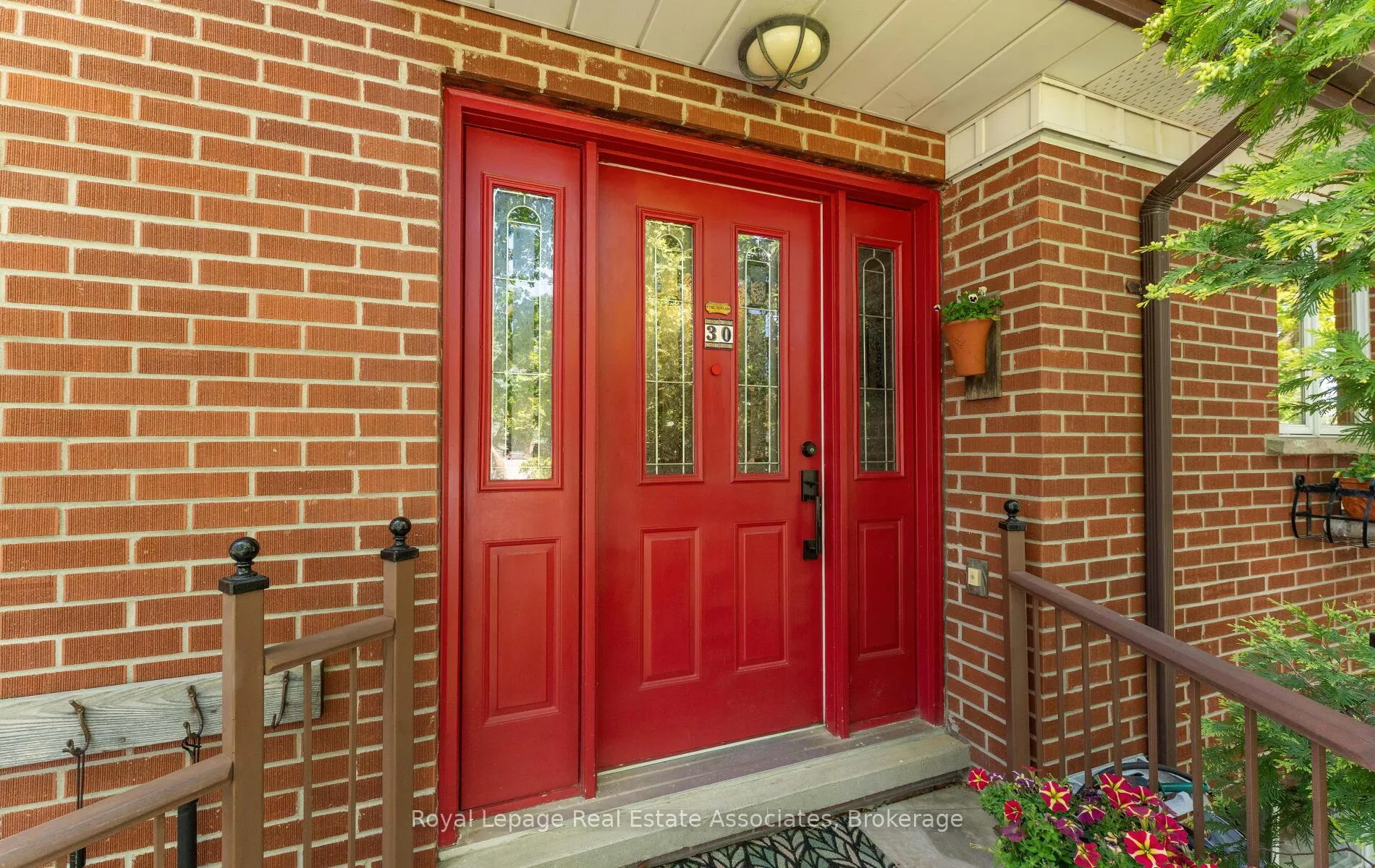 Photo 3 of 30 Theodore Drive, Mississauga, Streetsville — HOMEH