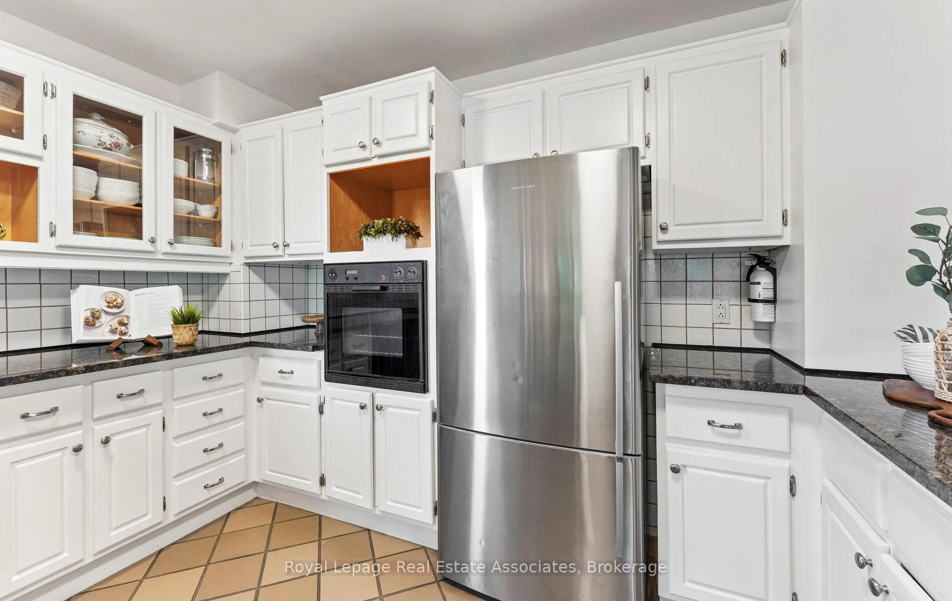 Photo 10 of 30 Theodore Drive, Mississauga, Streetsville — HOMEH