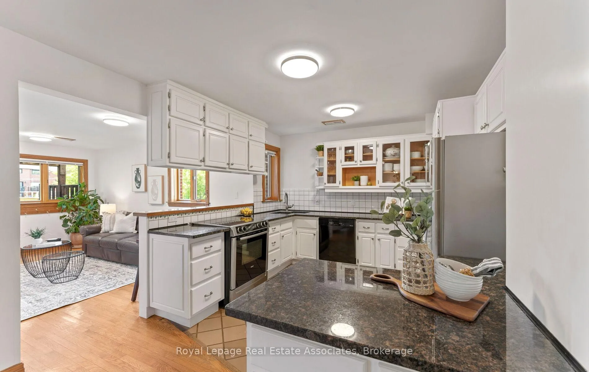 Photo 11 of 30 Theodore Drive, Mississauga, Streetsville — HOMEH