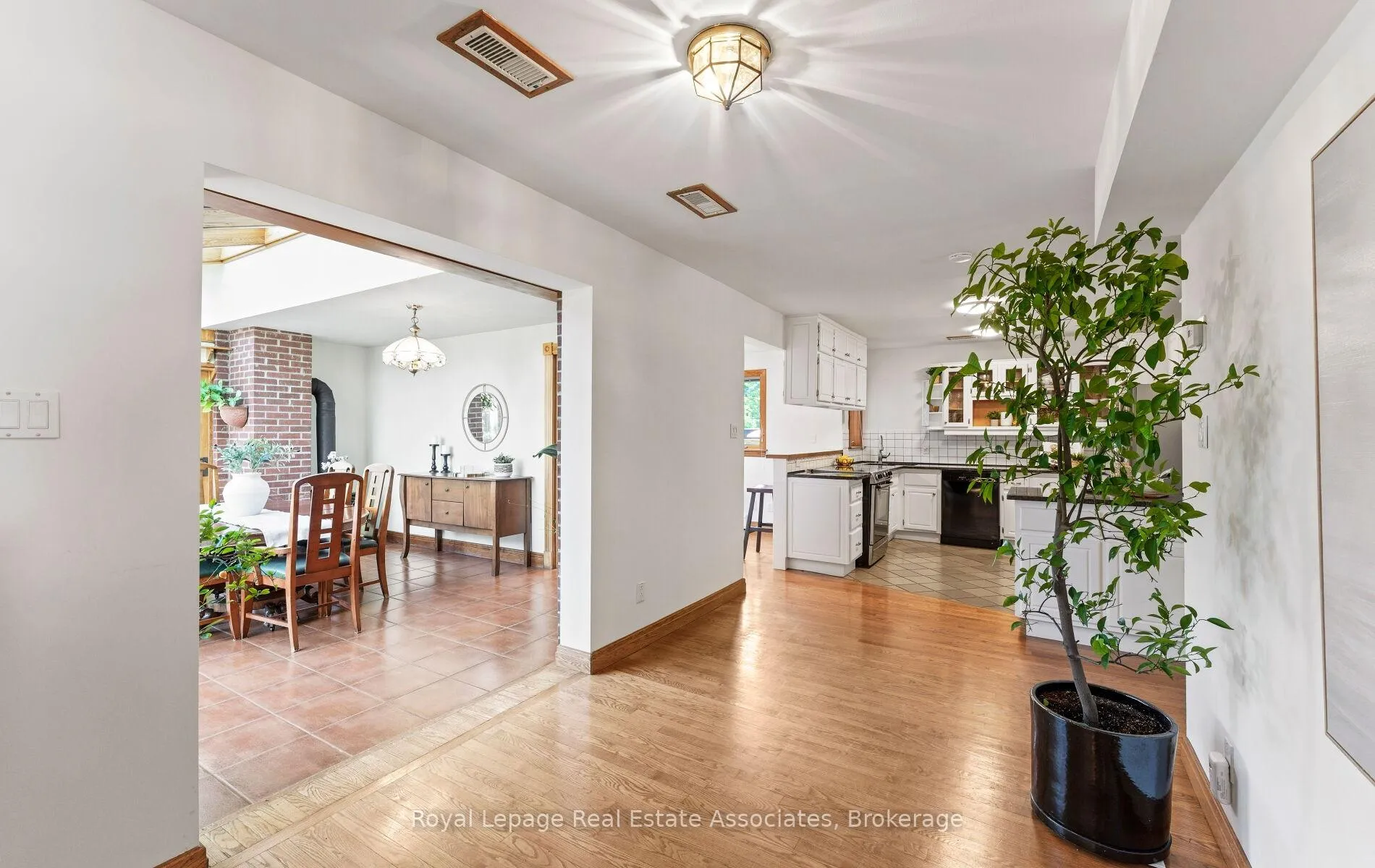 Photo 12 of 30 Theodore Drive, Mississauga, Streetsville — HOMEH