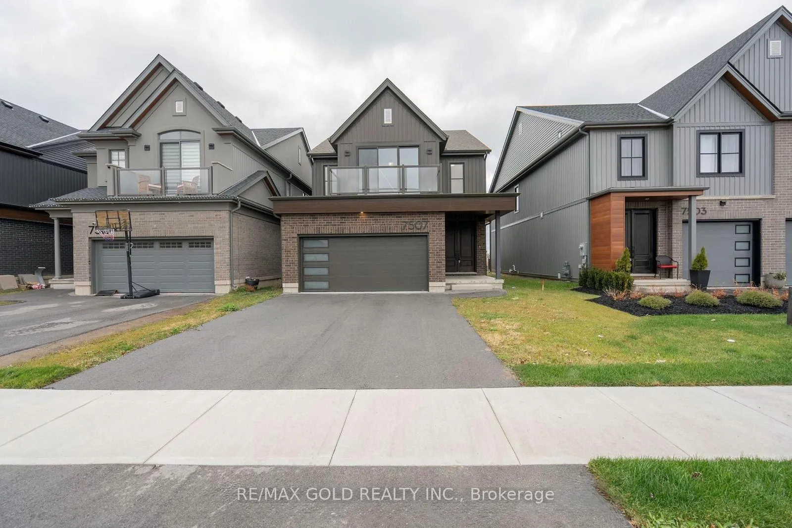 Photo 1 of 7507 Splendour Drive, Niagara Falls, Brown — HOMEH
