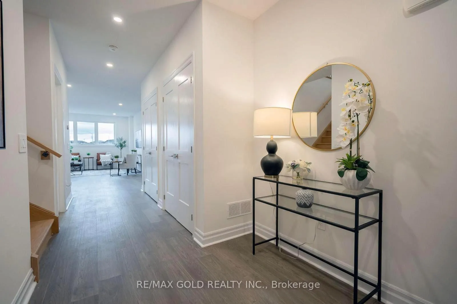 Photo 3 of 7507 Splendour Drive, Niagara Falls, Brown — HOMEH