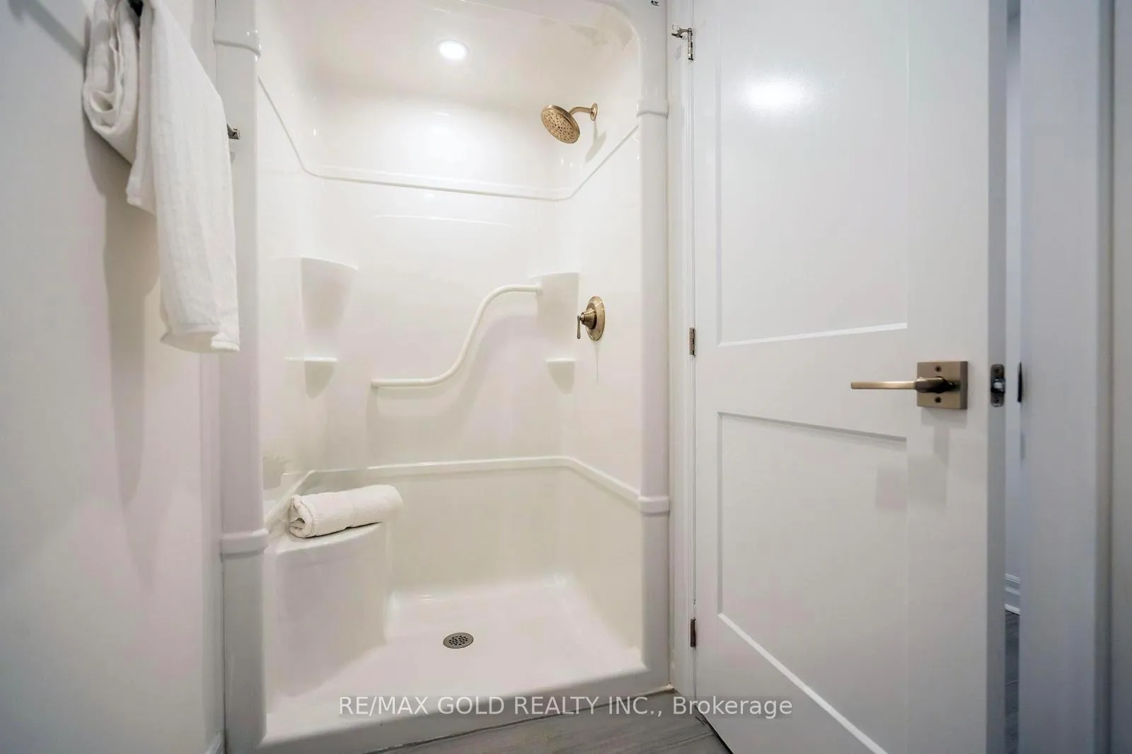 Photo 8 of 7507 Splendour Drive, Niagara Falls, Brown — HOMEH