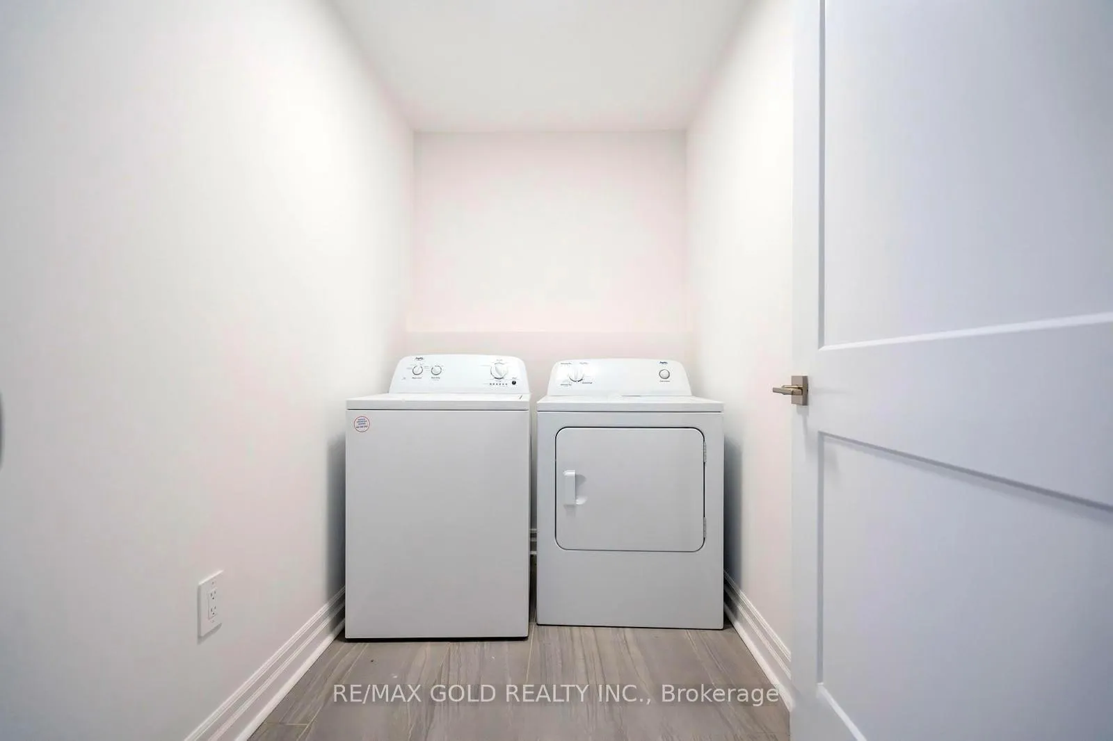 Photo 9 of 7507 Splendour Drive, Niagara Falls, Brown — HOMEH