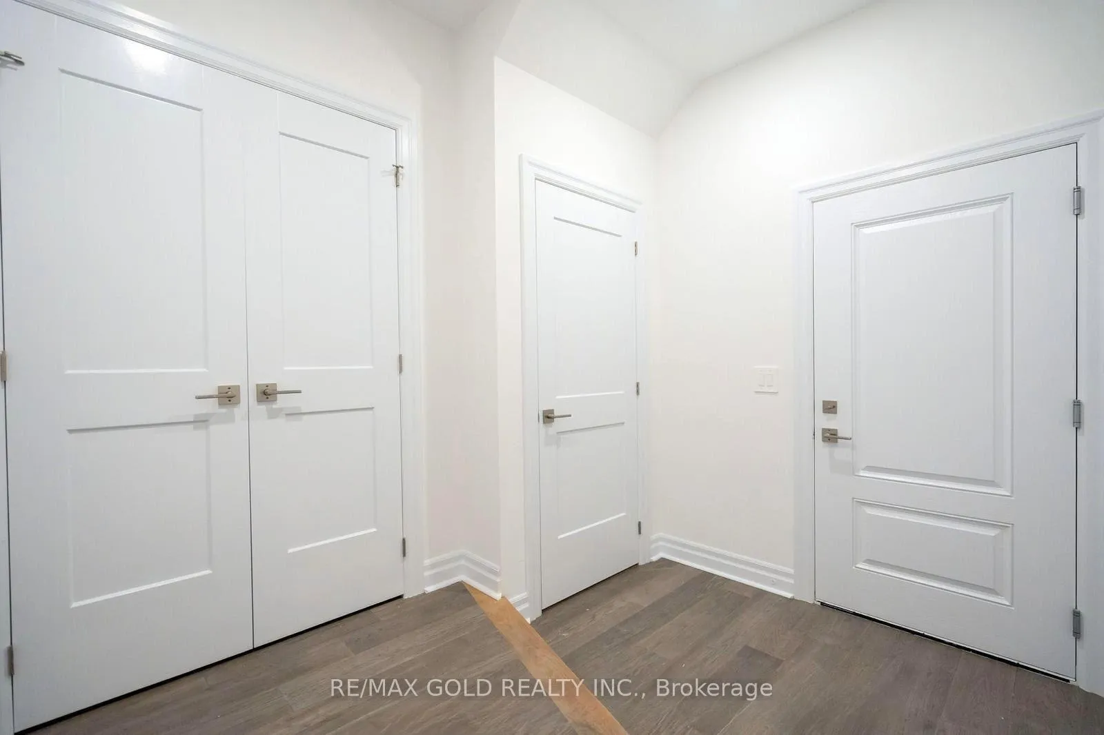 Photo 11 of 7507 Splendour Drive, Niagara Falls, Brown — HOMEH