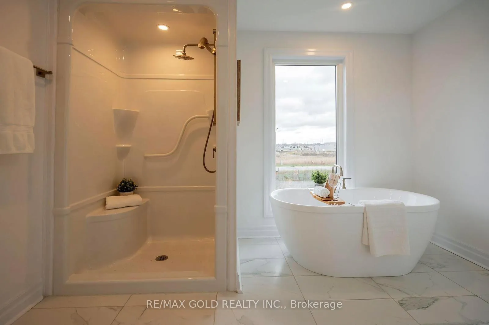 Photo 12 of 7507 Splendour Drive, Niagara Falls, Brown — HOMEH