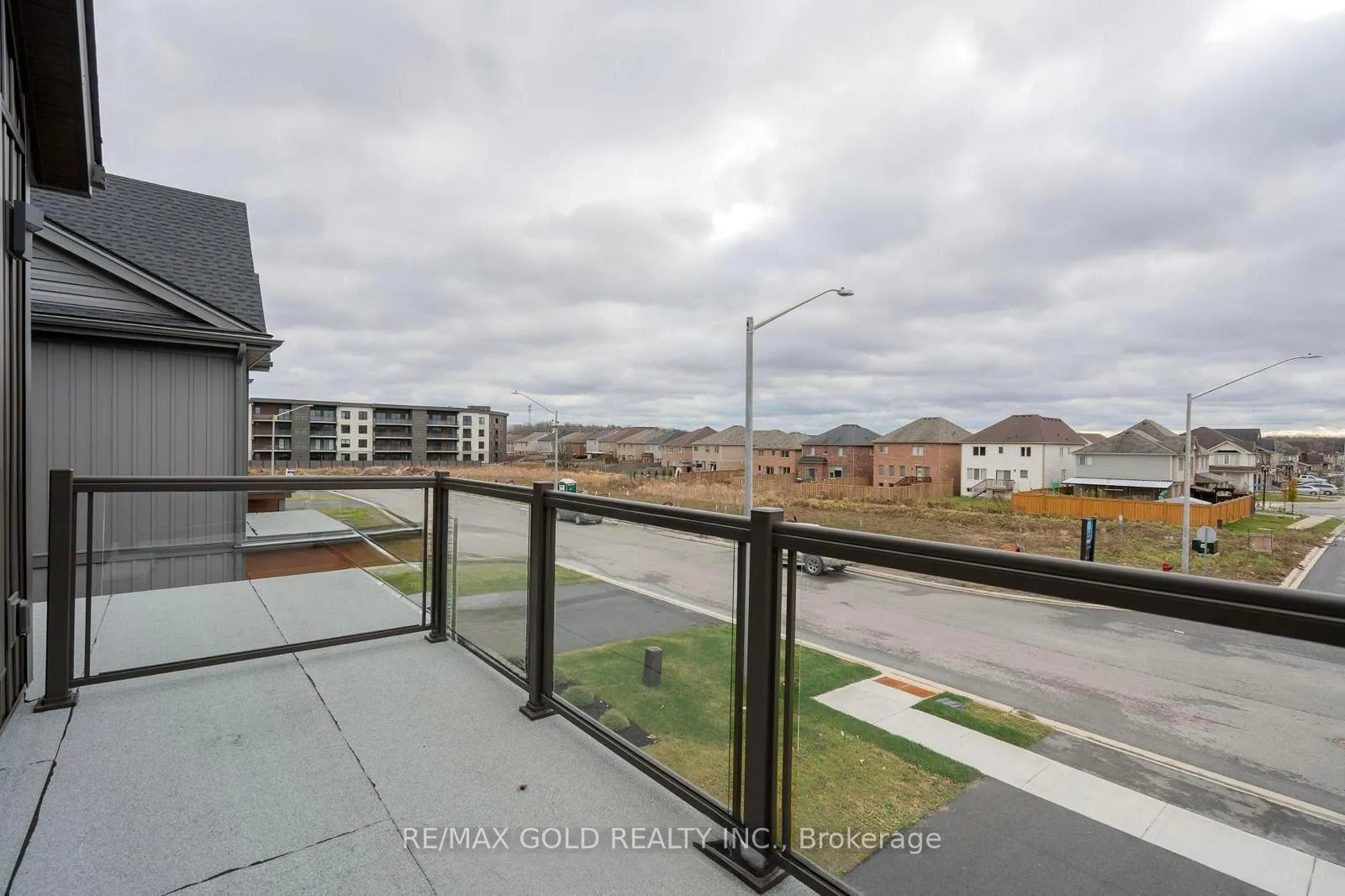 Photo 13 of 7507 Splendour Drive, Niagara Falls, Brown — HOMEH