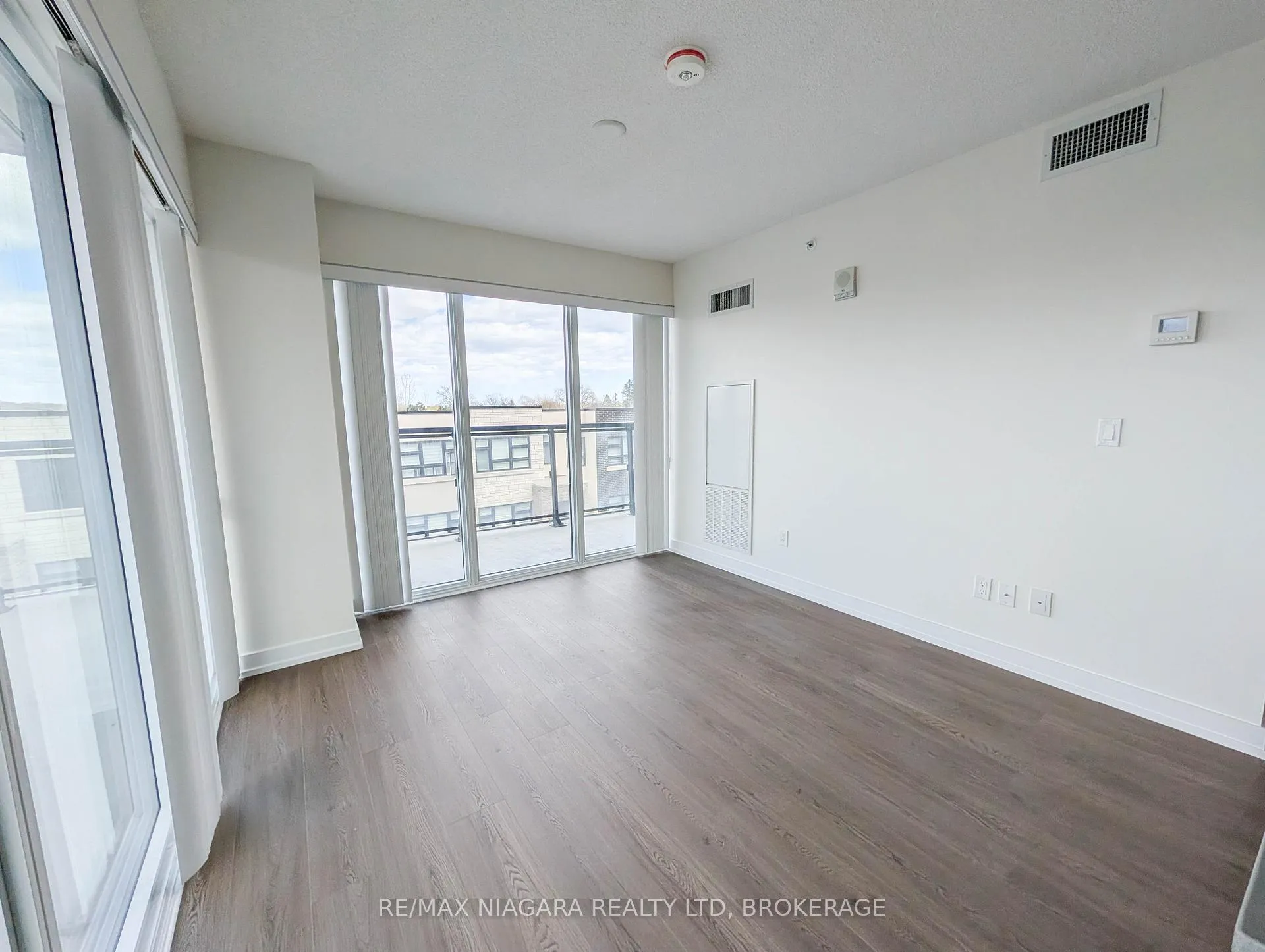 Photo 3 of Unit B430, 1119 Cooke Boulevard, Burlington, LaSalle — HOMEH