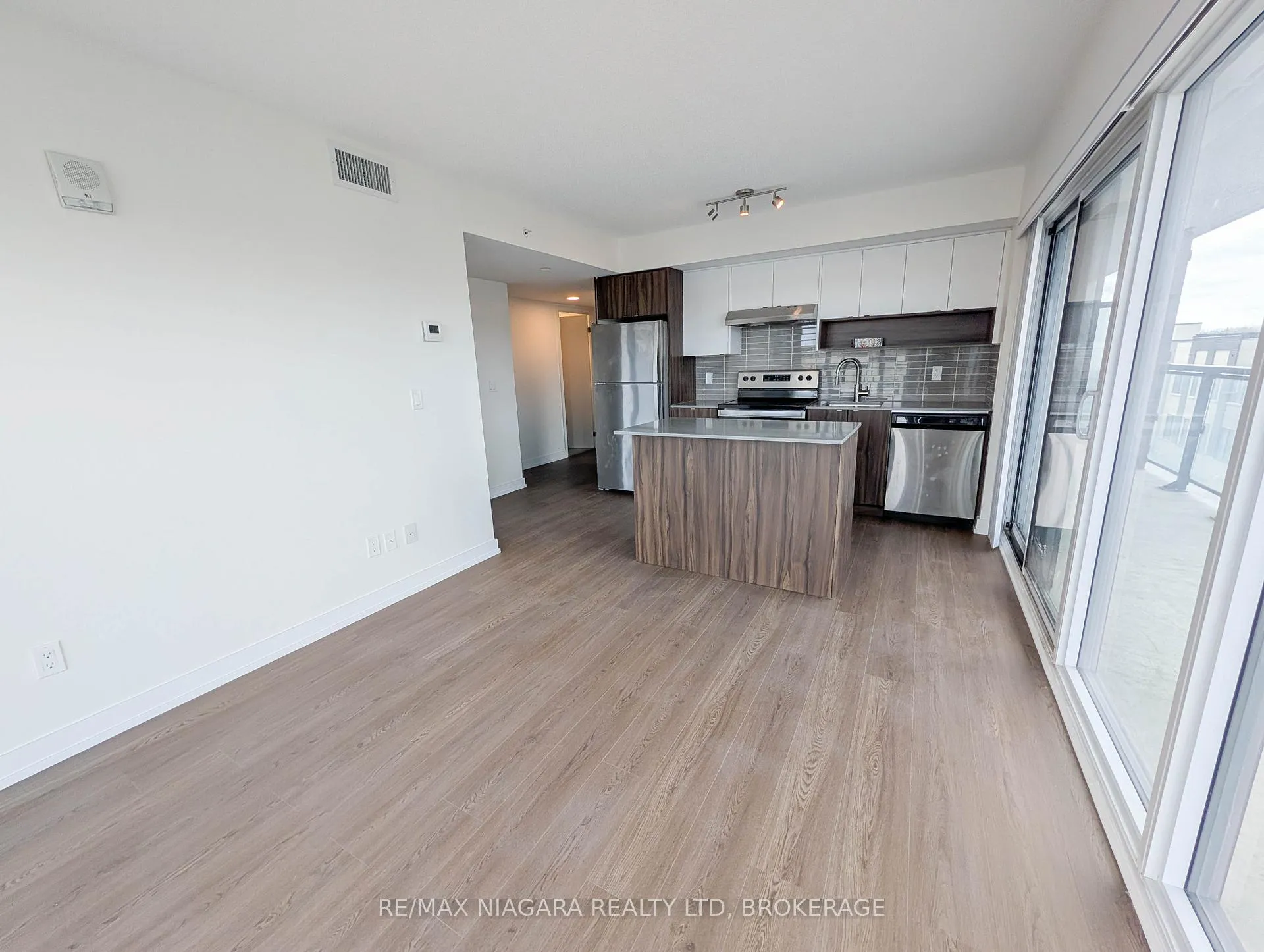 Photo 4 of Unit B430, 1119 Cooke Boulevard, Burlington, LaSalle — HOMEH
