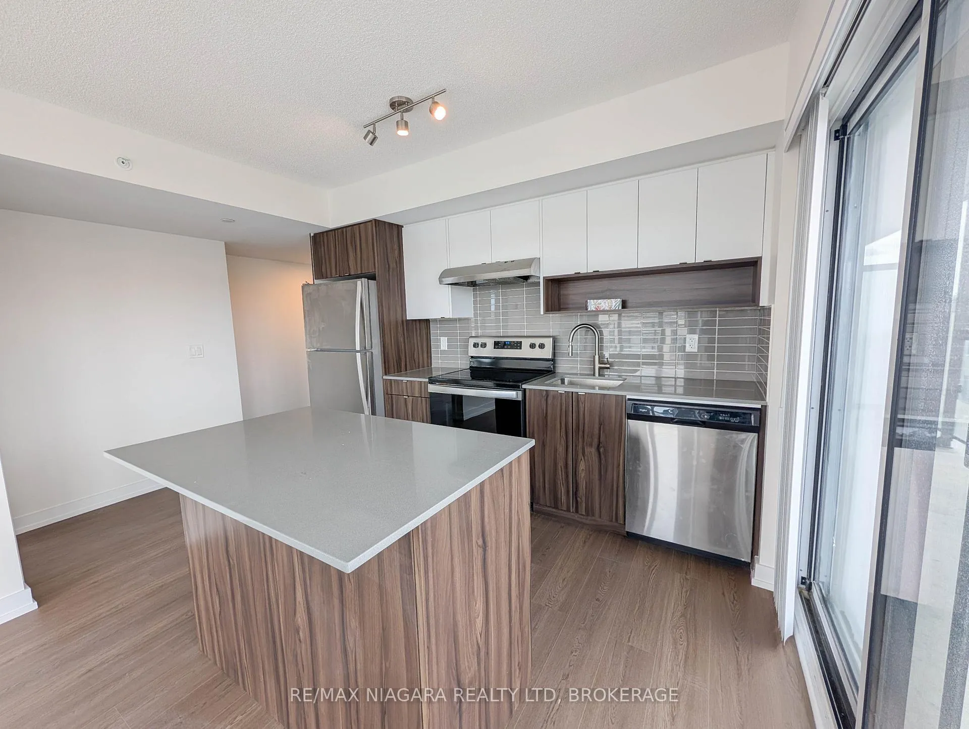 Photo 6 of Unit B430, 1119 Cooke Boulevard, Burlington, LaSalle — HOMEH