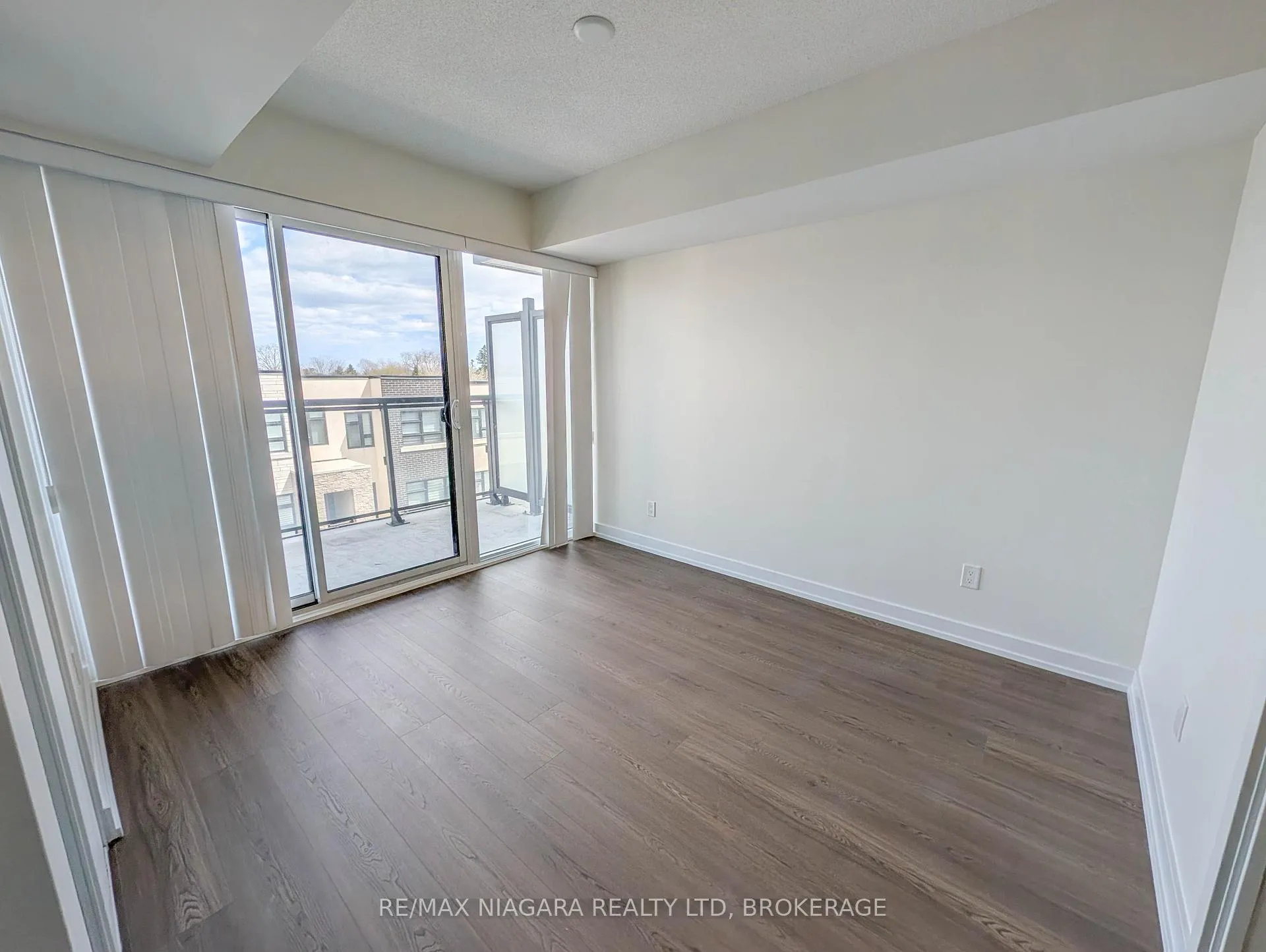 Photo 10 of Unit B430, 1119 Cooke Boulevard, Burlington, LaSalle — HOMEH