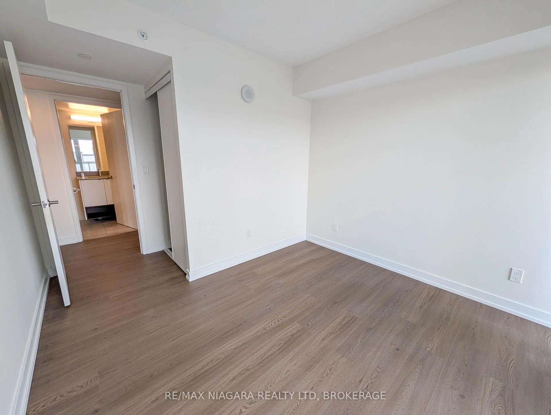 Photo 12 of Unit B430, 1119 Cooke Boulevard, Burlington, LaSalle — HOMEH