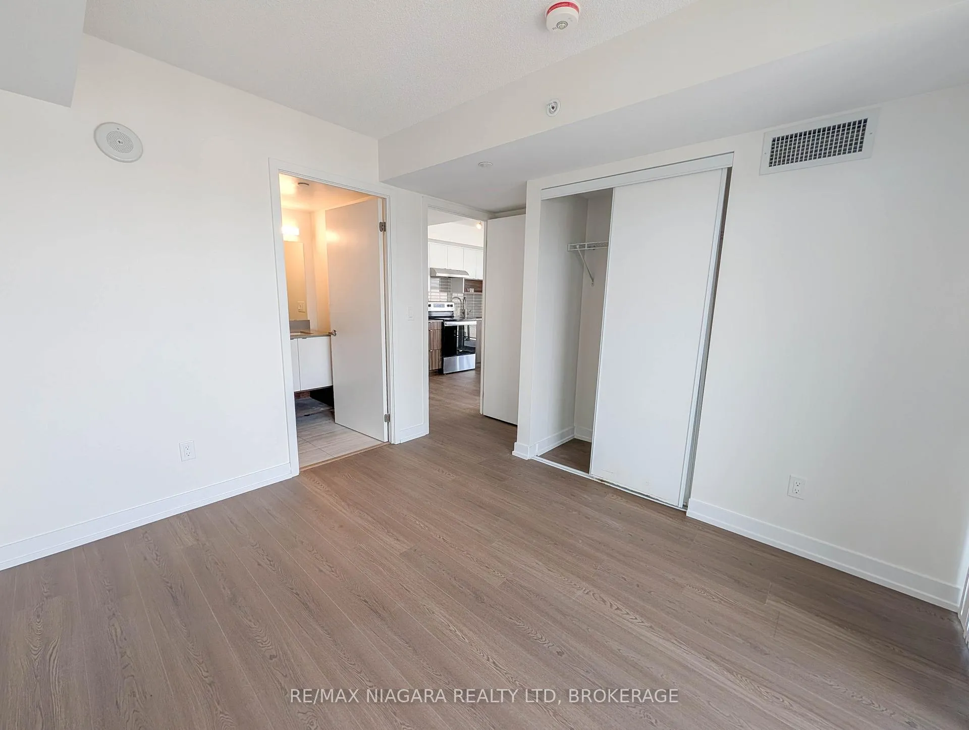 Photo 14 of Unit B430, 1119 Cooke Boulevard, Burlington, LaSalle — HOMEH