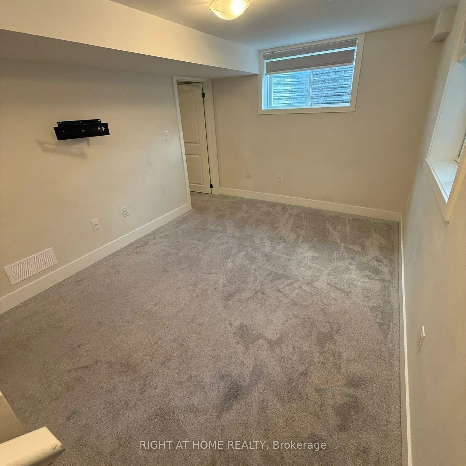 Photo 3 of 961 Deveron Crescent, London, South J — HOMEH