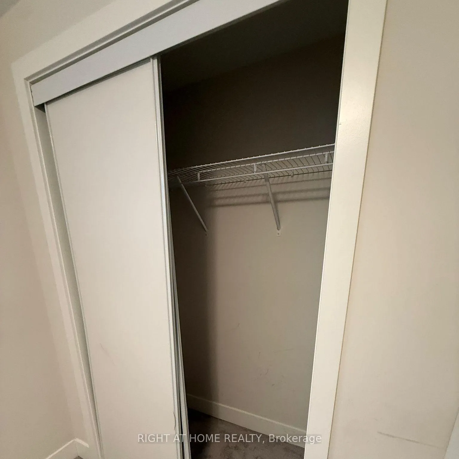 Photo 9 of 961 Deveron Crescent, London, South J — HOMEH
