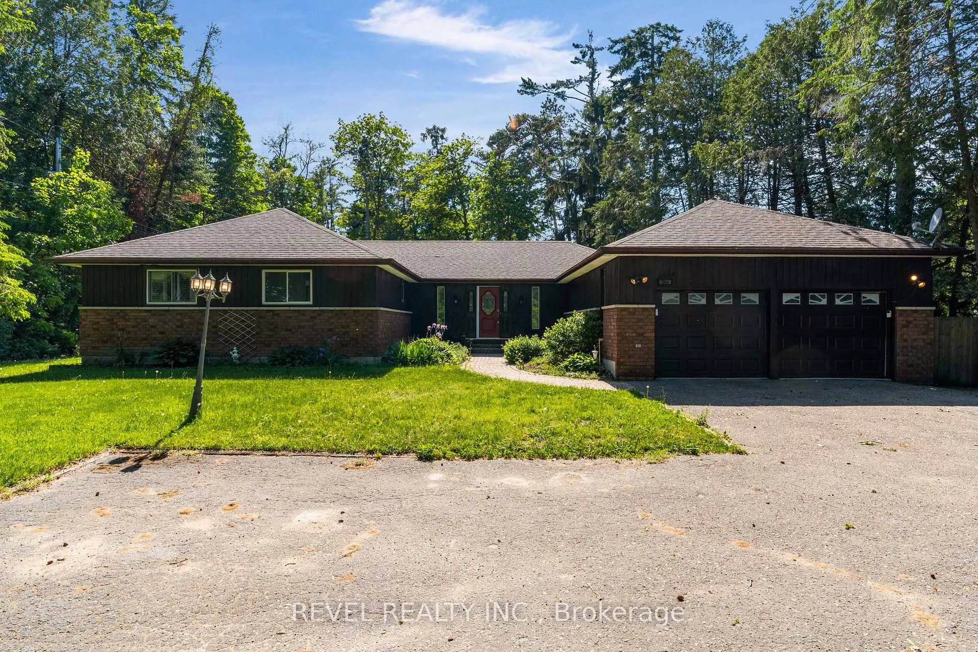 Photo 2 of 3964 Grove Place, Innisfil, Rural Innisfil — HOMEH