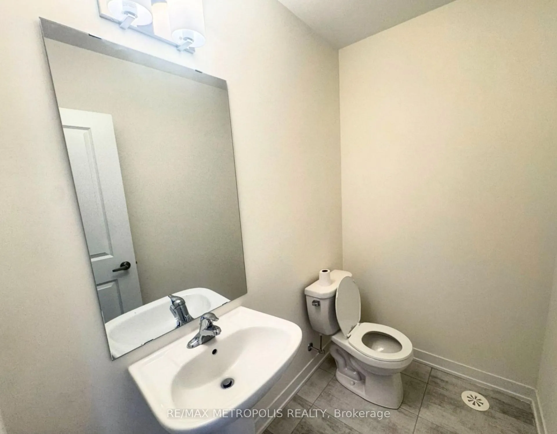 Photo 10 of 1695 Dersan Street, Pickering, Duffin Heights — HOMEH
