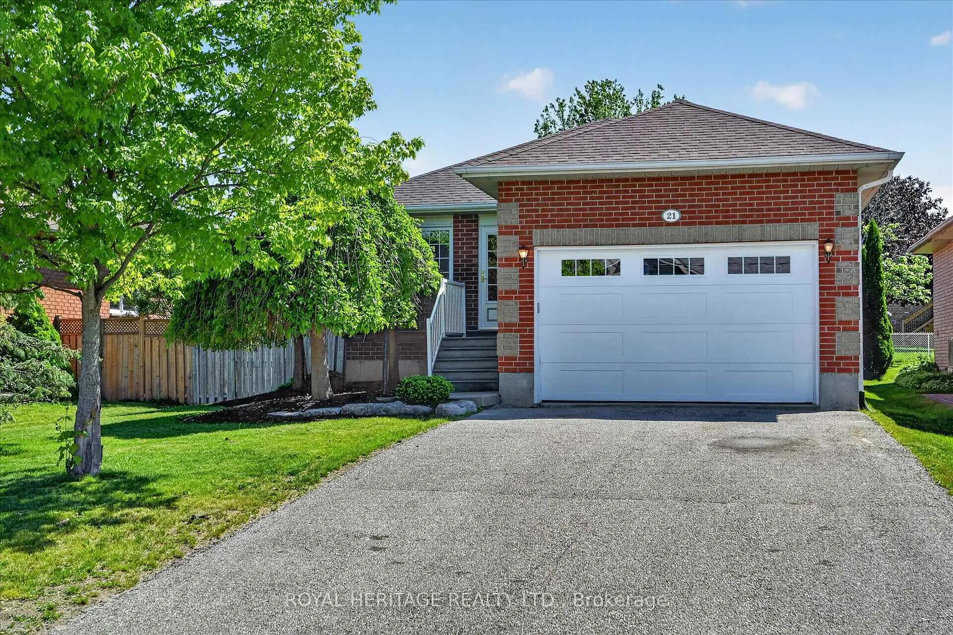 Photo 2 of 21 Eakins Crescent, Kawartha Lakes, Lindsay — HOMEH