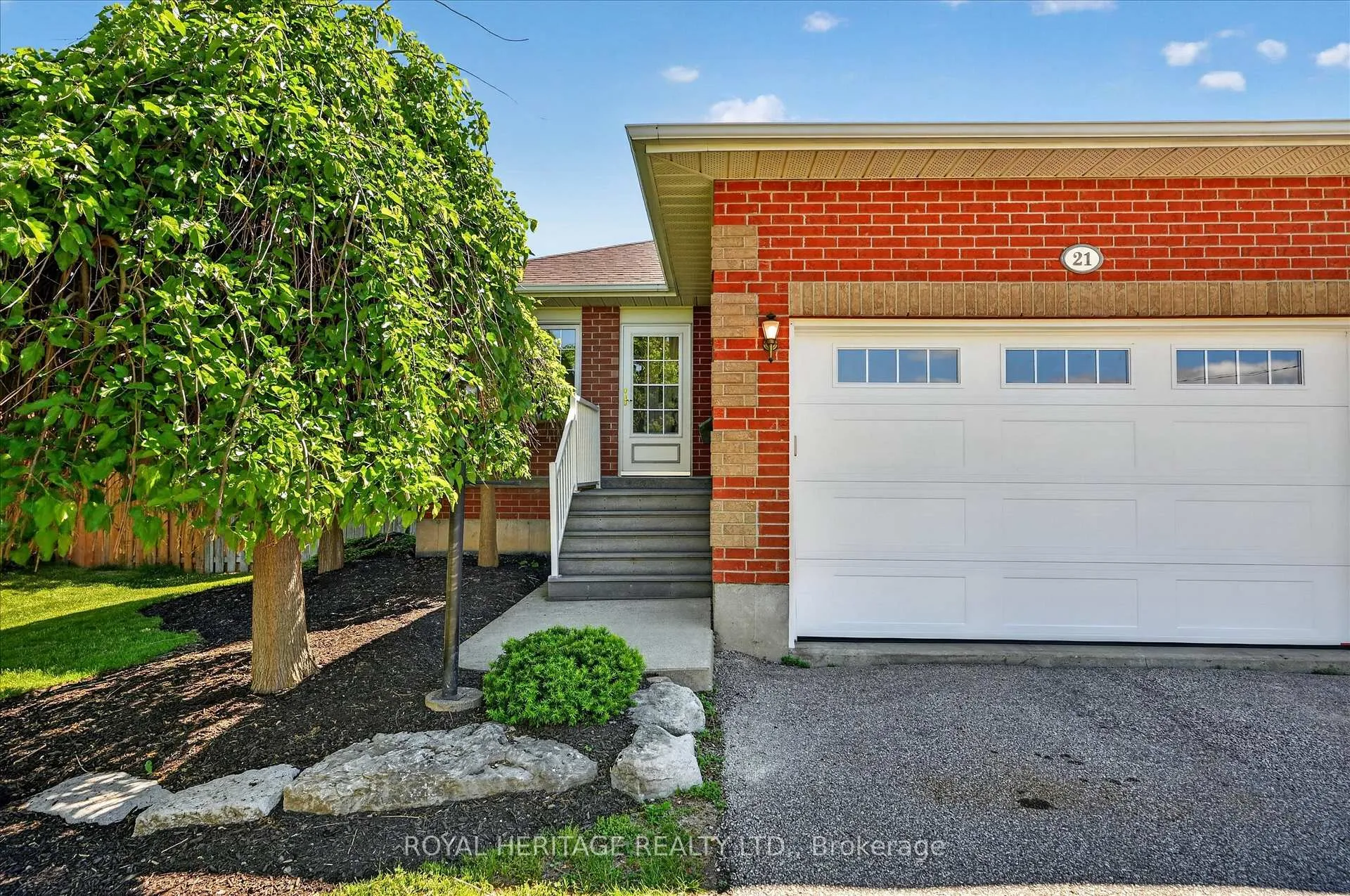 Photo 5 of 21 Eakins Crescent, Kawartha Lakes, Lindsay — HOMEH