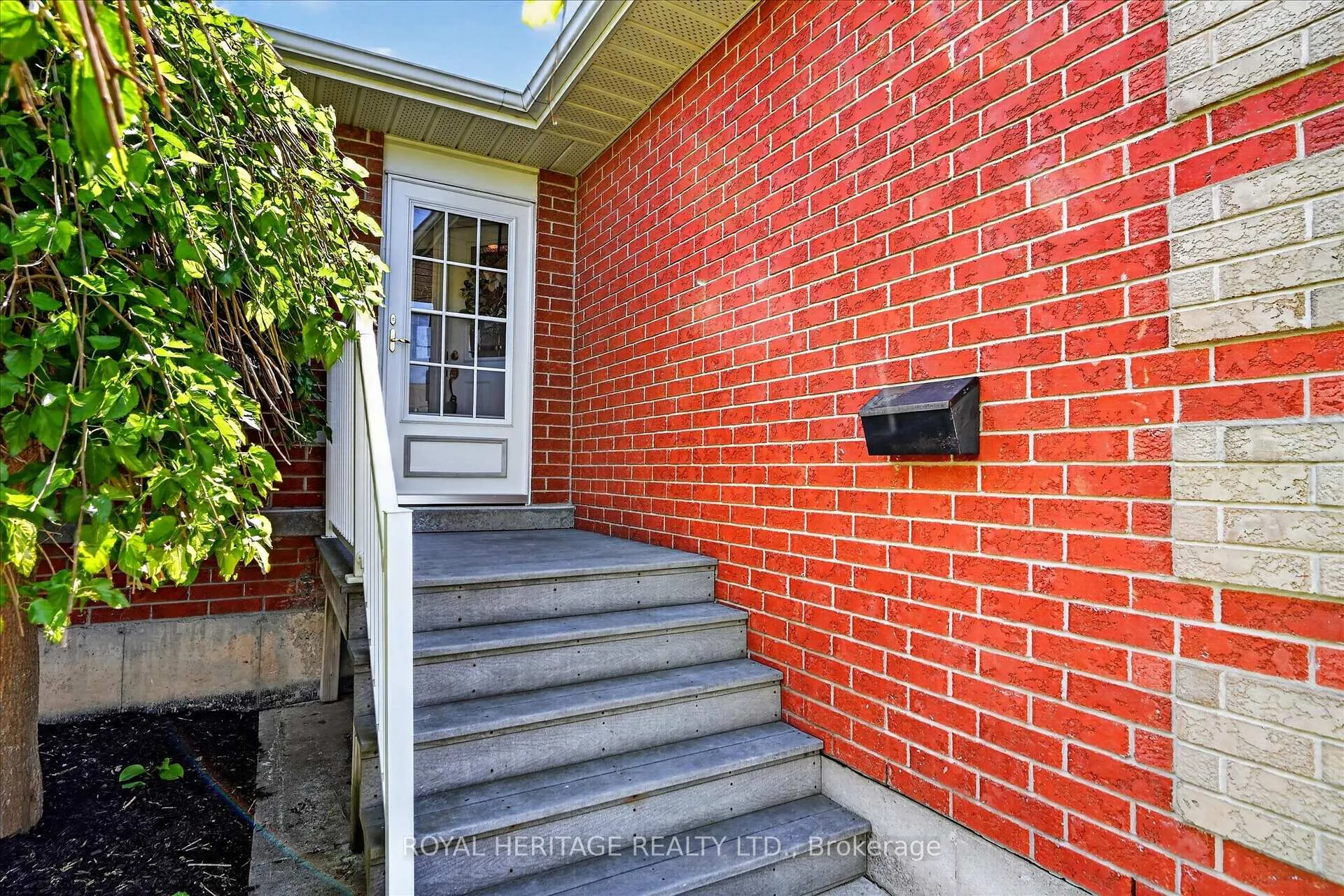 Photo 6 of 21 Eakins Crescent, Kawartha Lakes, Lindsay — HOMEH