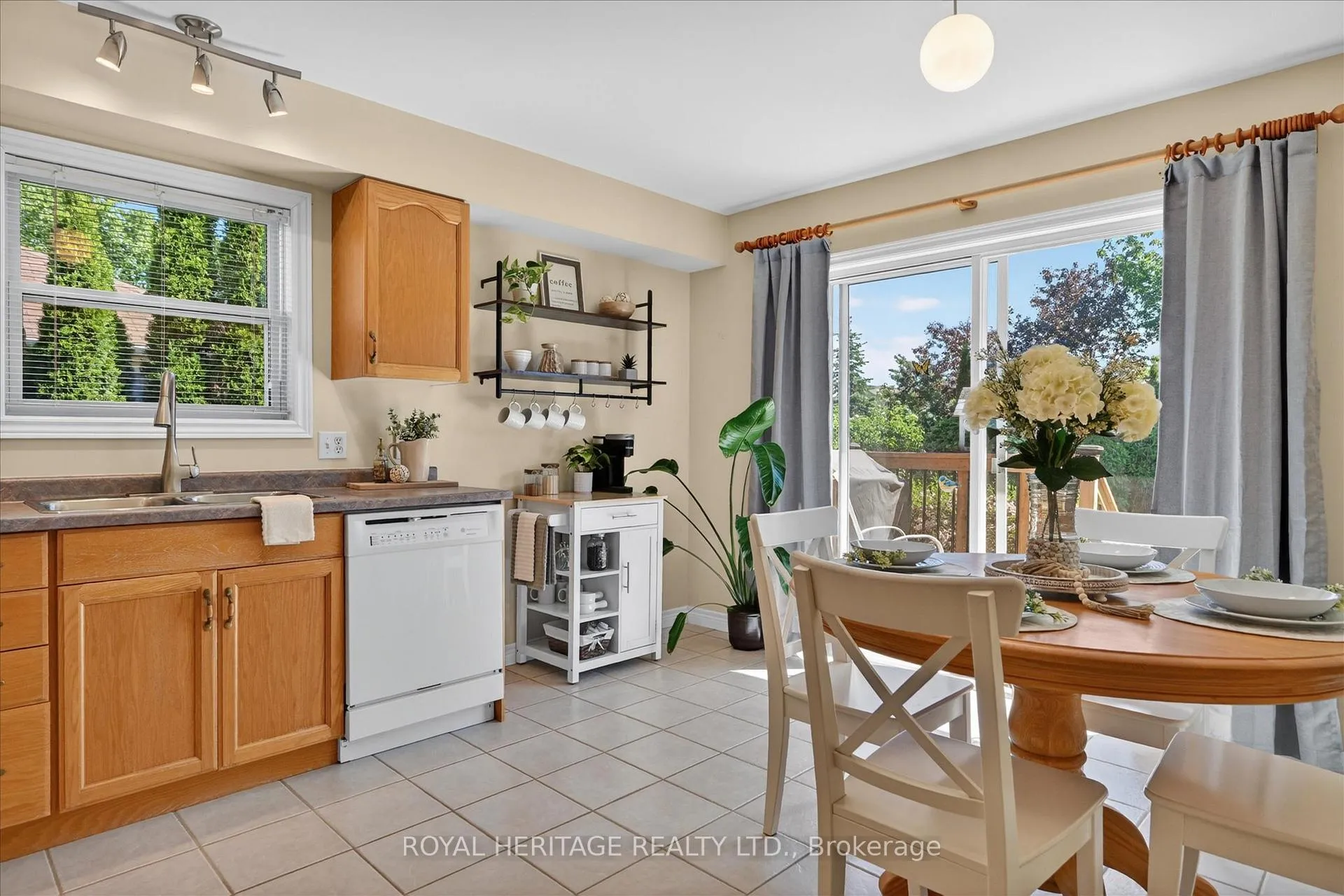 Photo 11 of 21 Eakins Crescent, Kawartha Lakes, Lindsay — HOMEH