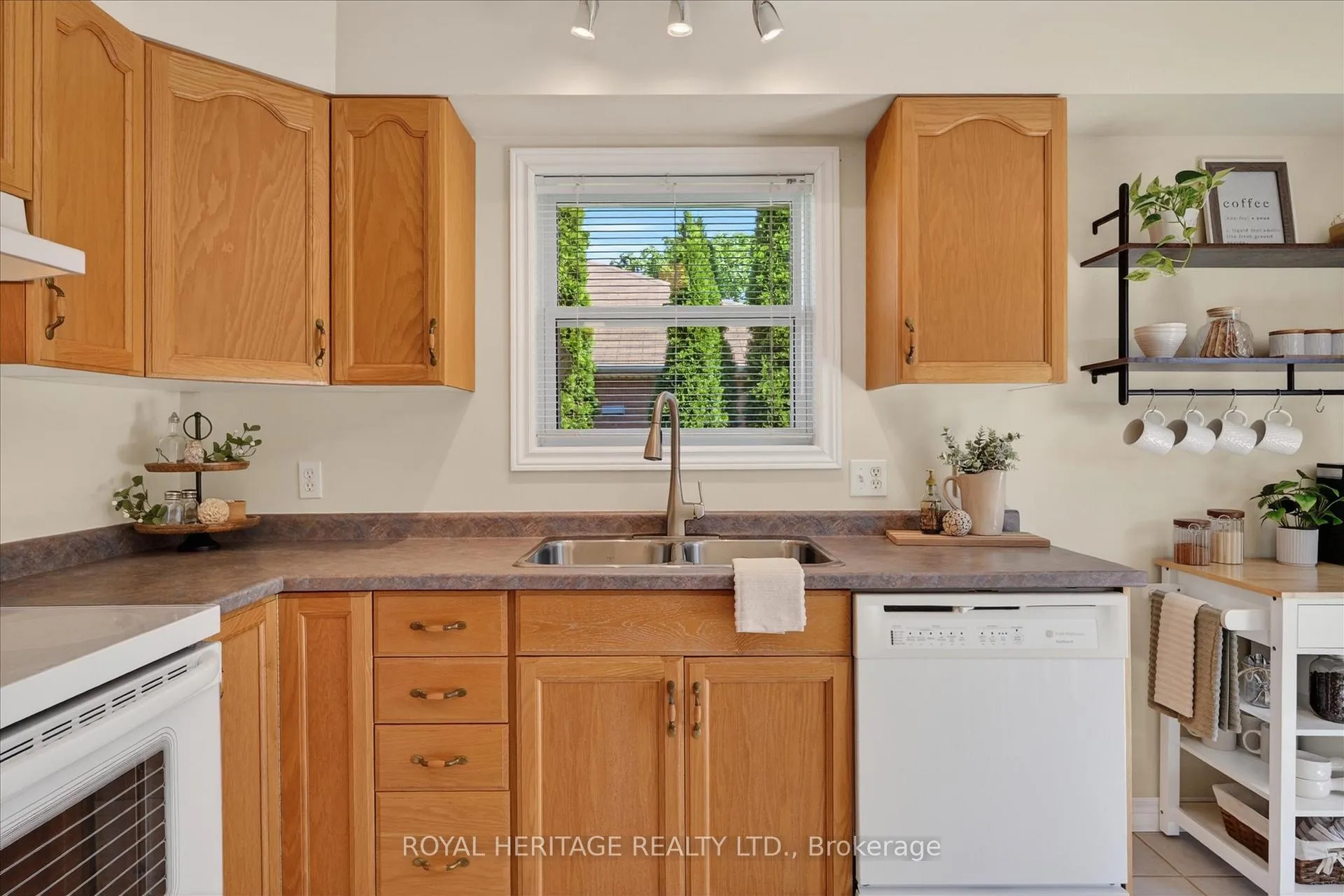 Photo 12 of 21 Eakins Crescent, Kawartha Lakes, Lindsay — HOMEH