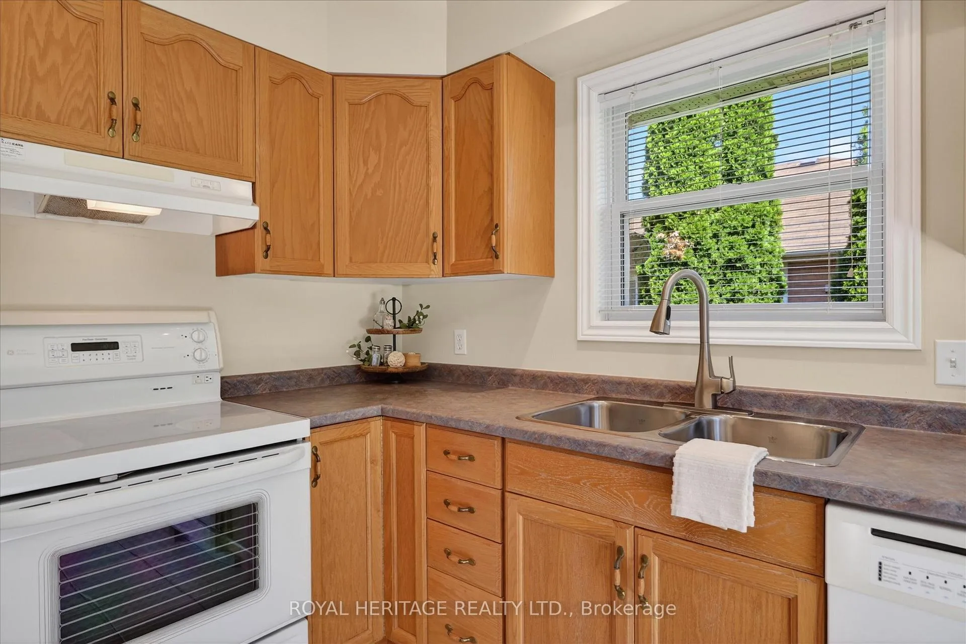 Photo 13 of 21 Eakins Crescent, Kawartha Lakes, Lindsay — HOMEH