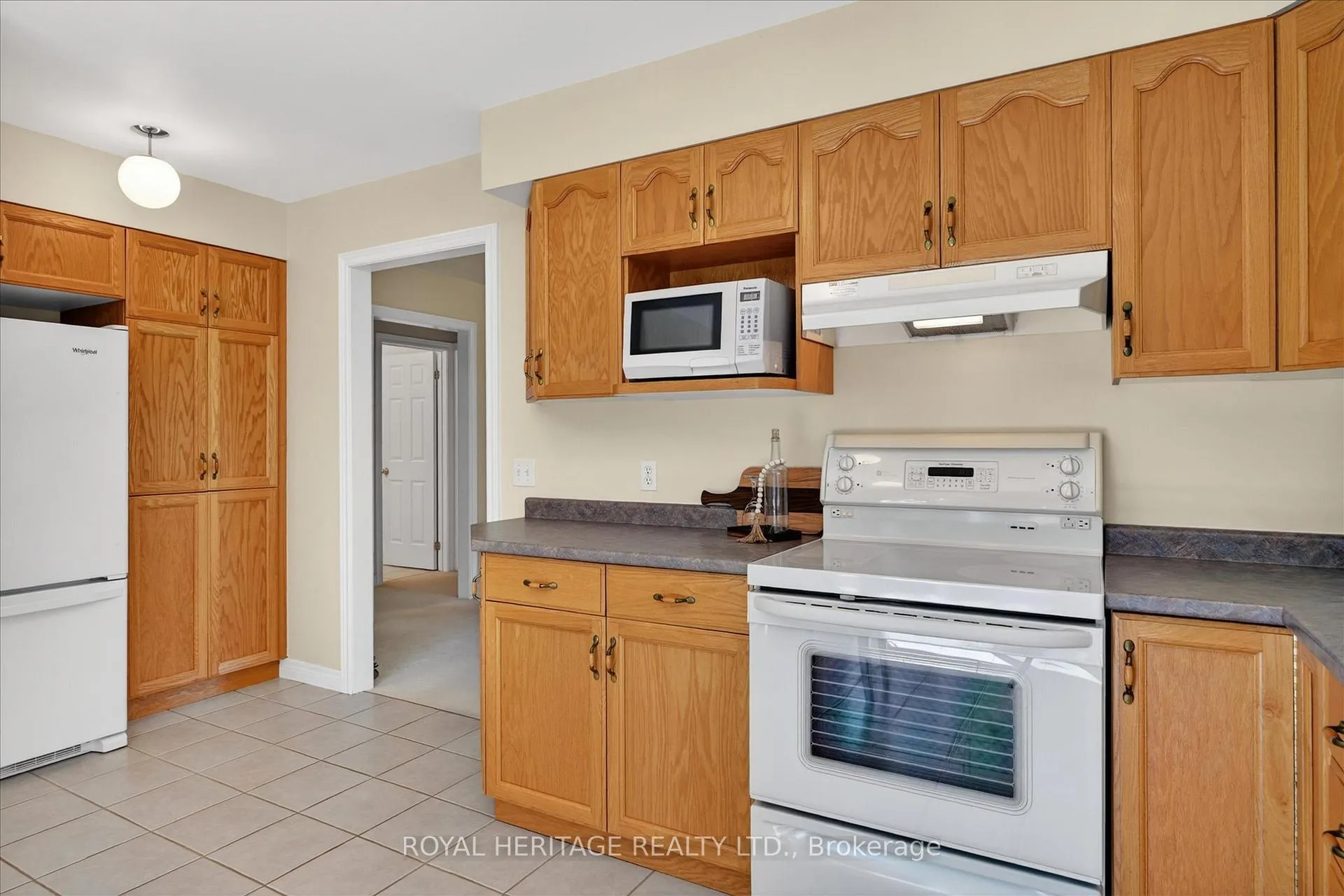 Photo 14 of 21 Eakins Crescent, Kawartha Lakes, Lindsay — HOMEH