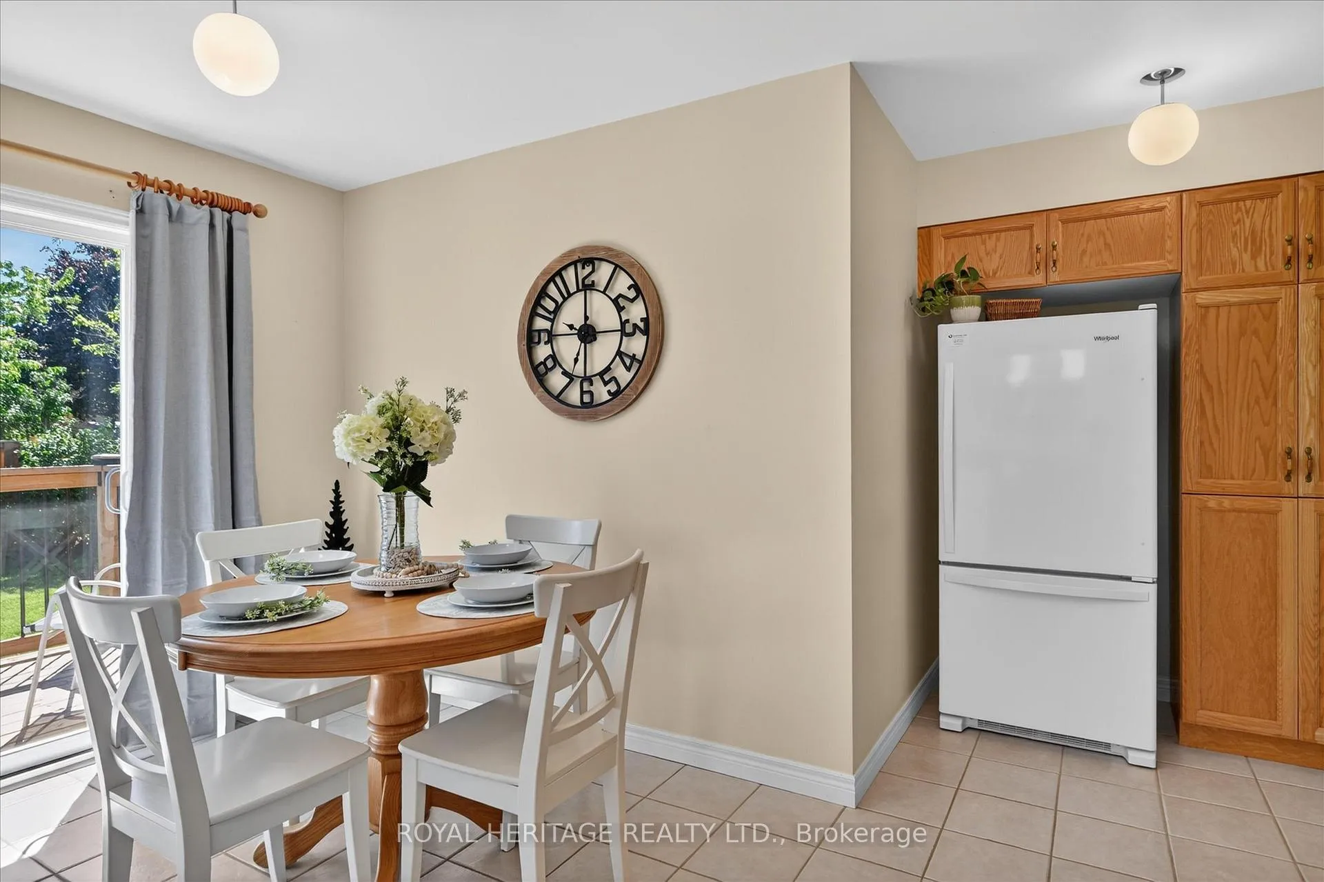 Photo 15 of 21 Eakins Crescent, Kawartha Lakes, Lindsay — HOMEH