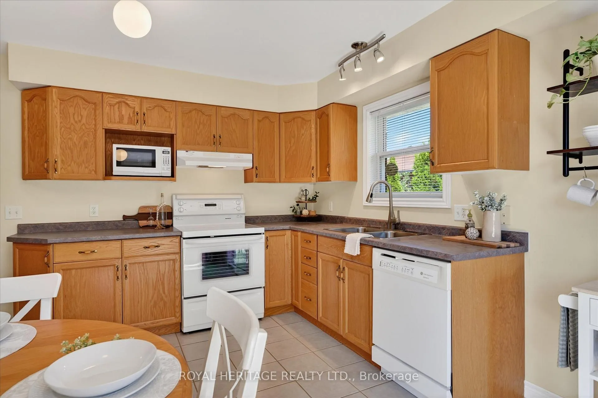 Photo 17 of 21 Eakins Crescent, Kawartha Lakes, Lindsay — HOMEH