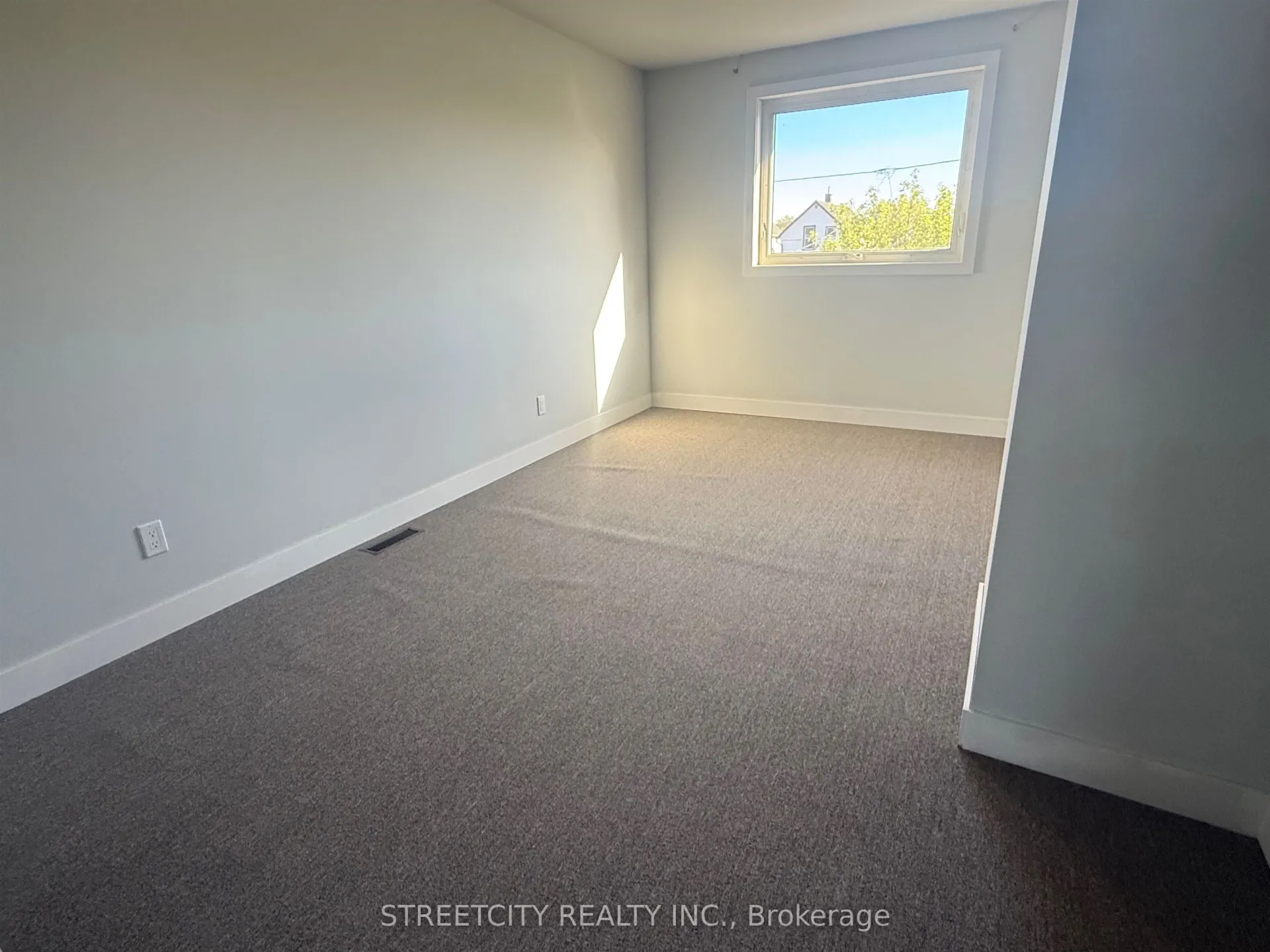 Photo 11 of 326 Ogden Street, Thunder Bay, East End — HOMEH