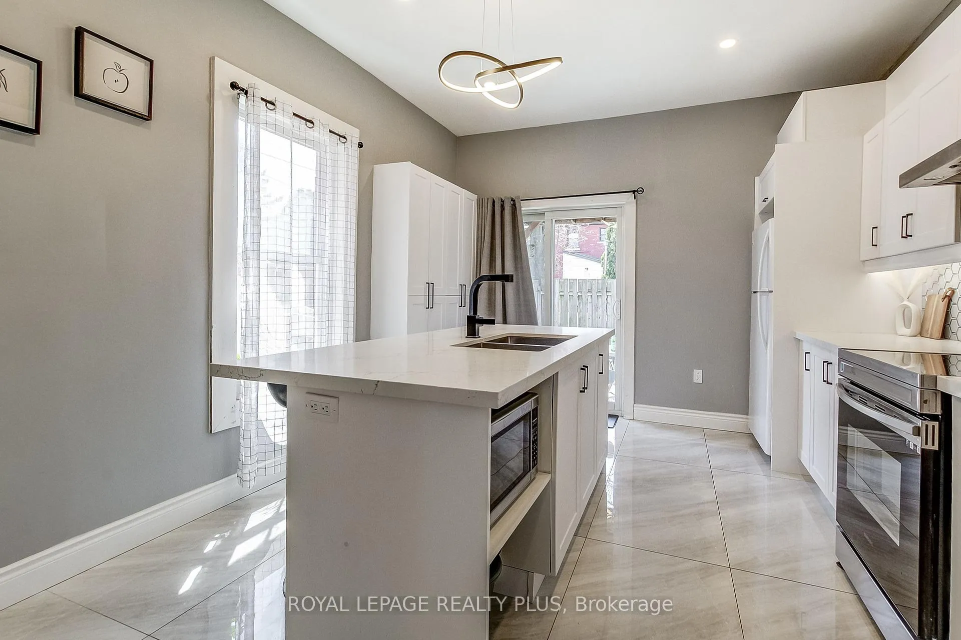 Photo 10 of 38 Rosemont Avenue, Hamilton, Stipley — HOMEH