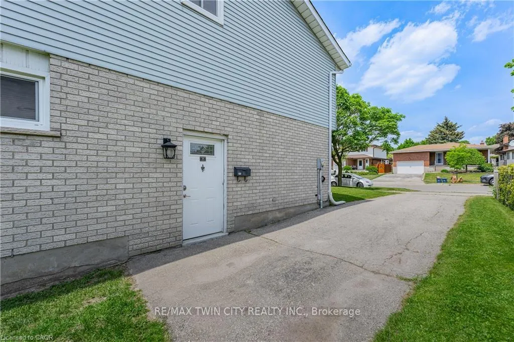 Photo 4 of 242 The Country Way, Kitchener — HOMEH