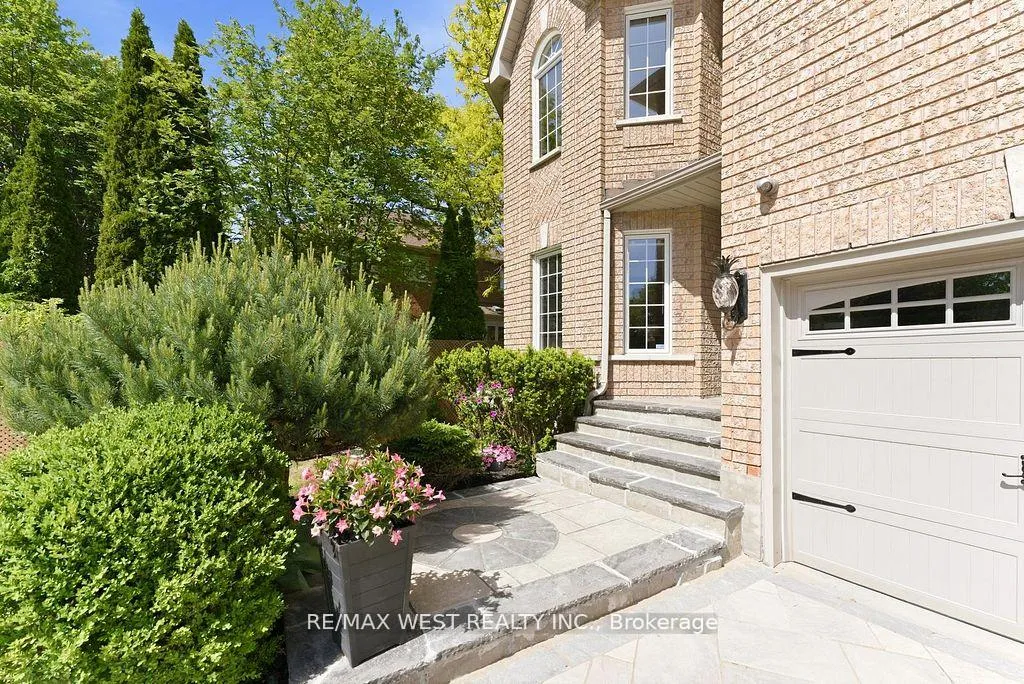 Photo 2 of 205 Fletcher Drive, Vaughan, Maple — HOMEH