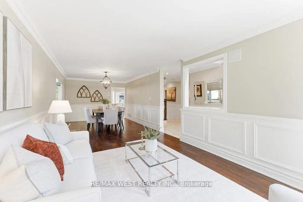 Photo 5 of 205 Fletcher Drive, Vaughan, Maple — HOMEH