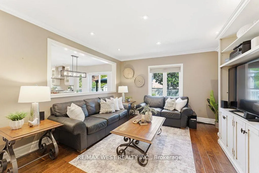 Photo 8 of 205 Fletcher Drive, Vaughan, Maple — HOMEH