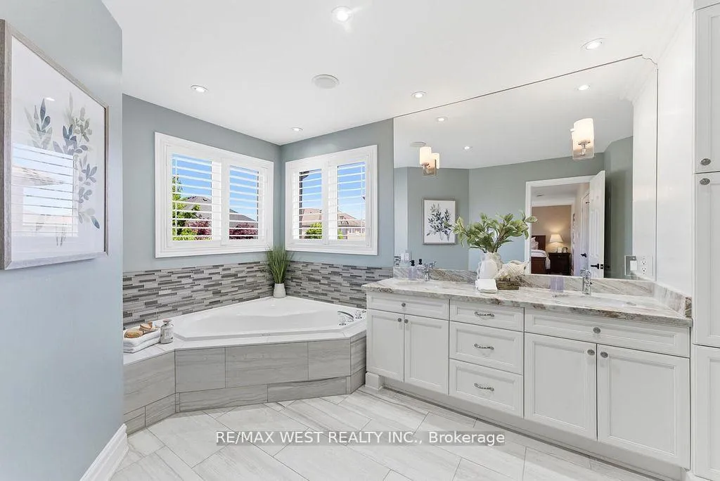 Photo 18 of 205 Fletcher Drive, Vaughan, Maple — HOMEH