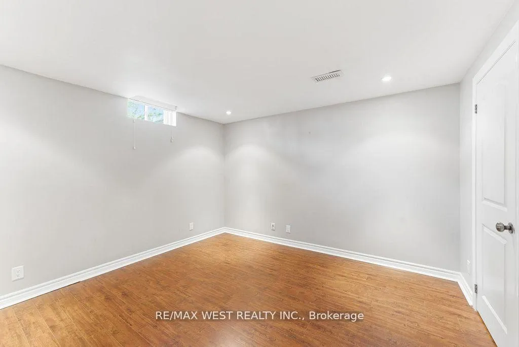 Photo 32 of 205 Fletcher Drive, Vaughan, Maple — HOMEH