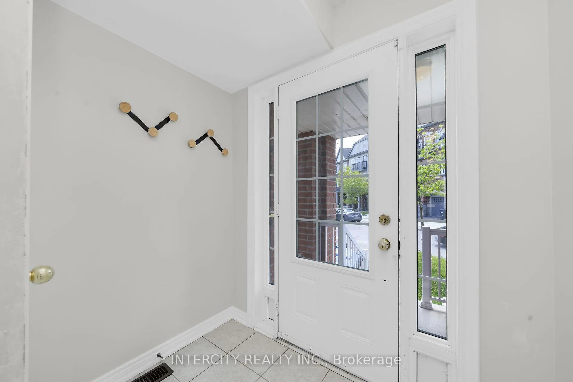 Photo 3 of 14 Rabbit Run Way, Brampton, Heart Lake East — HOMEH