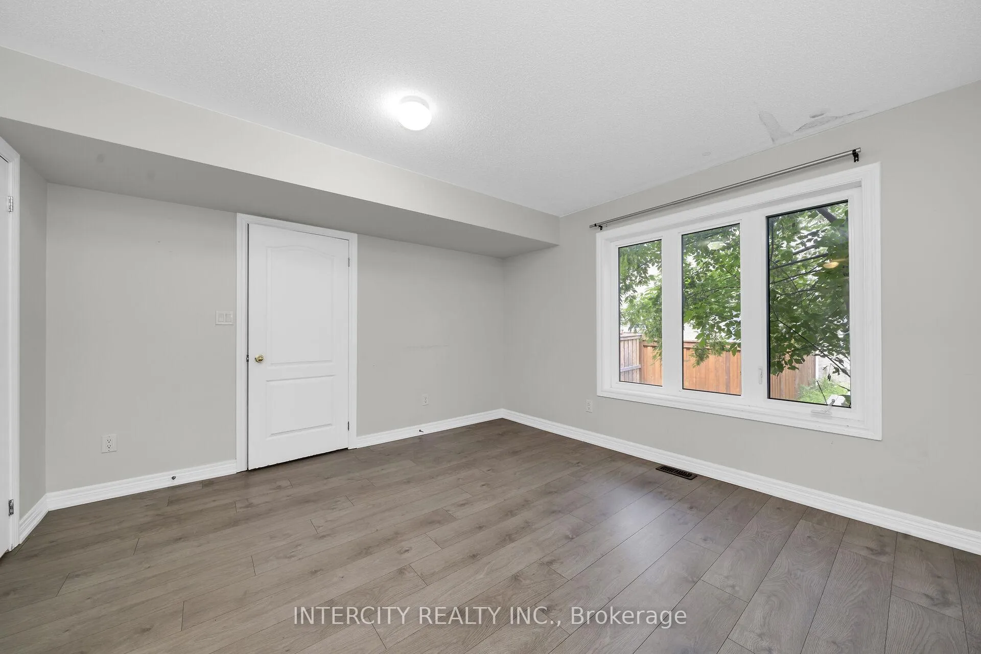 Photo 5 of 14 Rabbit Run Way, Brampton, Heart Lake East — HOMEH