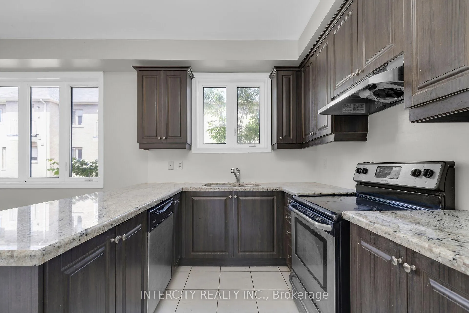 Photo 9 of 14 Rabbit Run Way, Brampton, Heart Lake East — HOMEH