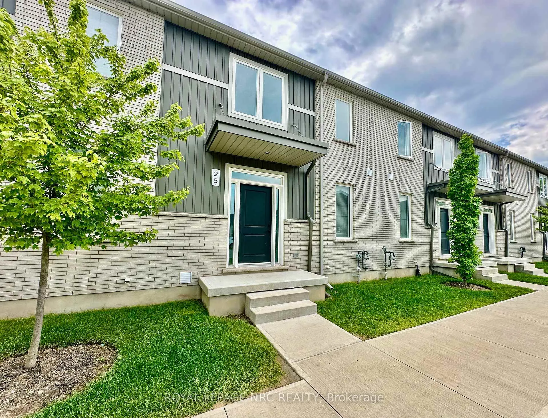 Front of Unit 25, 121A Moffatt Street