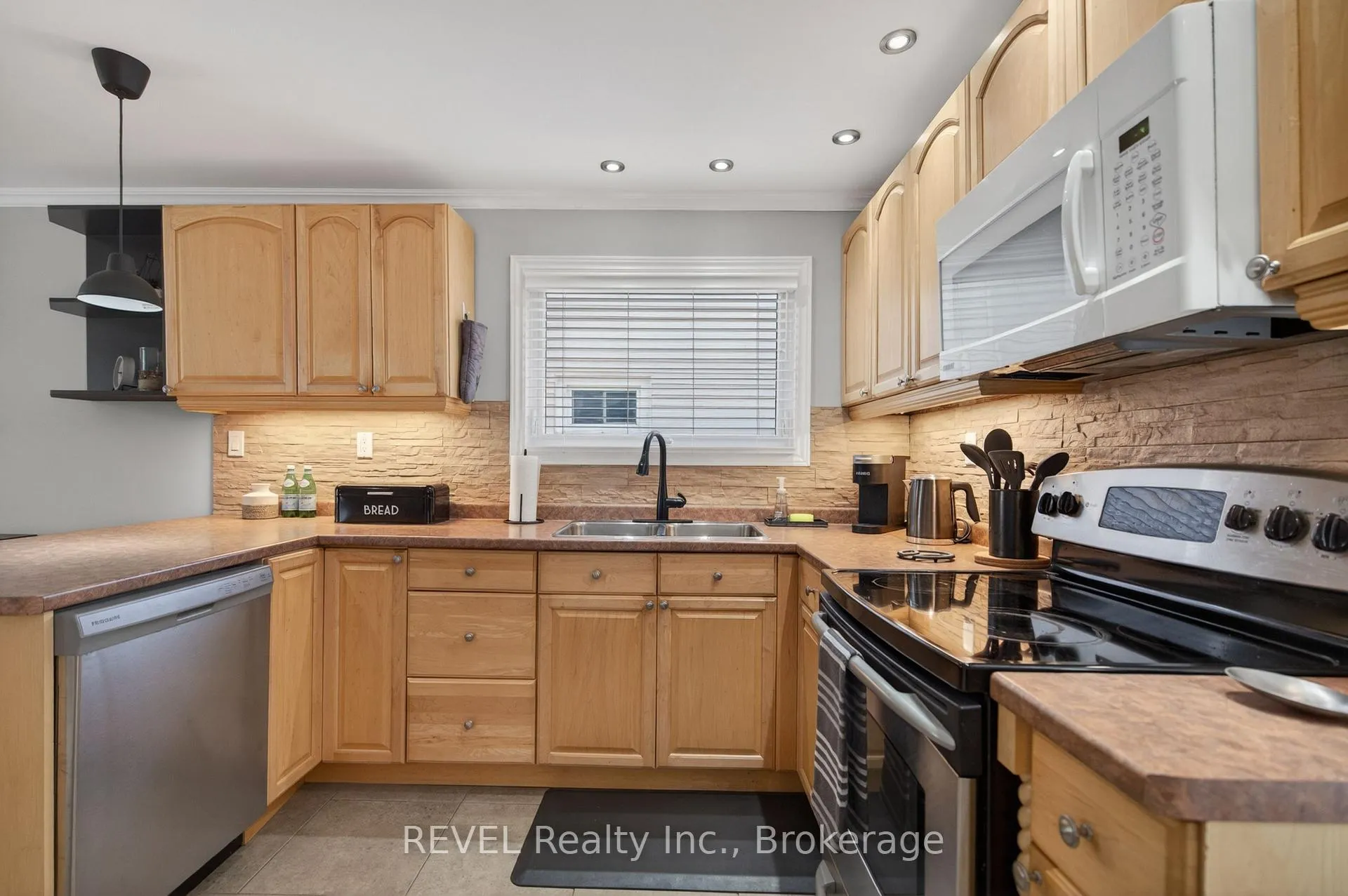 Photo 10 of 455 Wallace Avenue N, Welland, Welland Downtown — HOMEH
