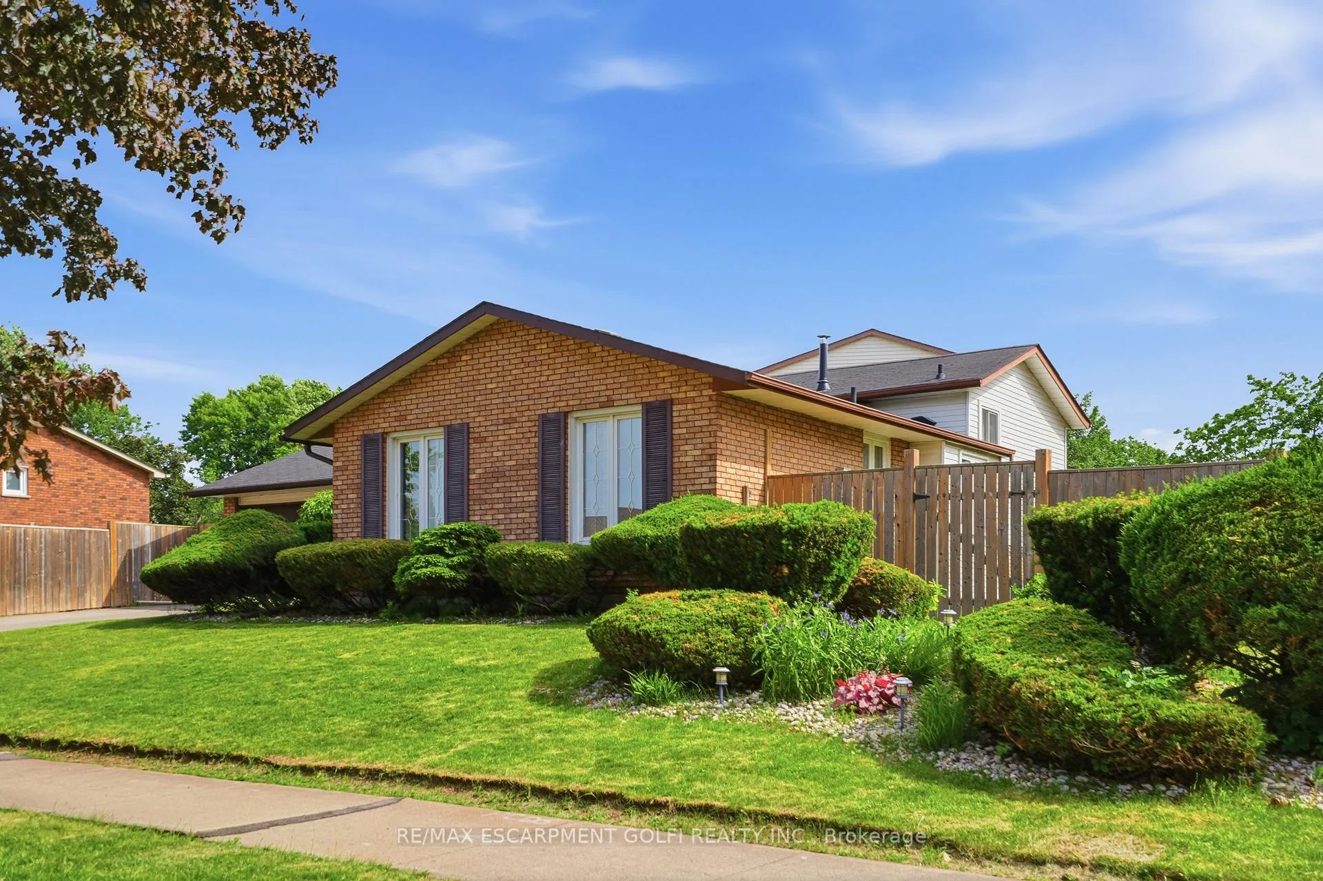 Photo 3 of 2 Loring Crescent, Hamilton, Stoney Creek — HOMEH