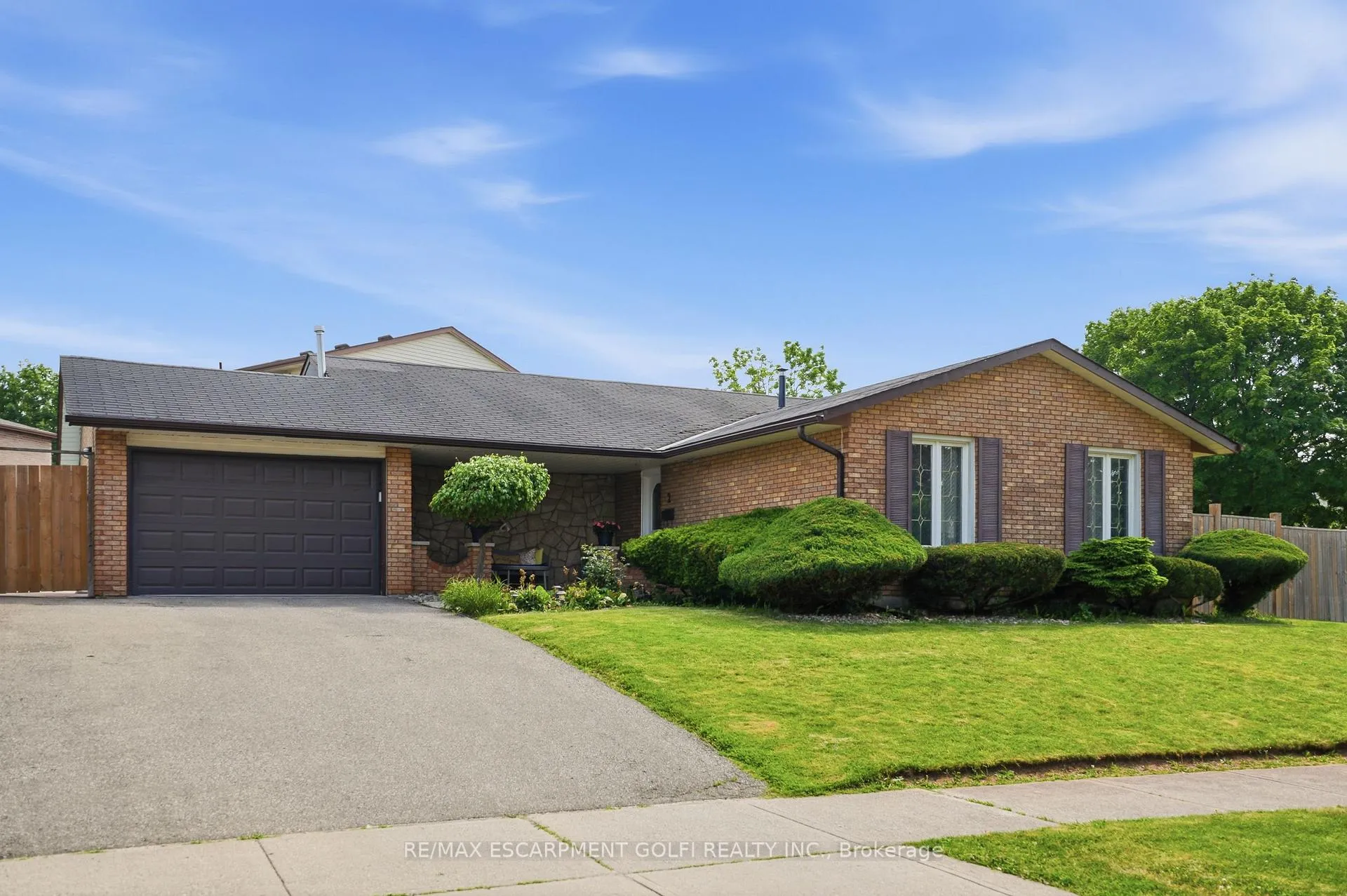 Photo 4 of 2 Loring Crescent, Hamilton, Stoney Creek — HOMEH