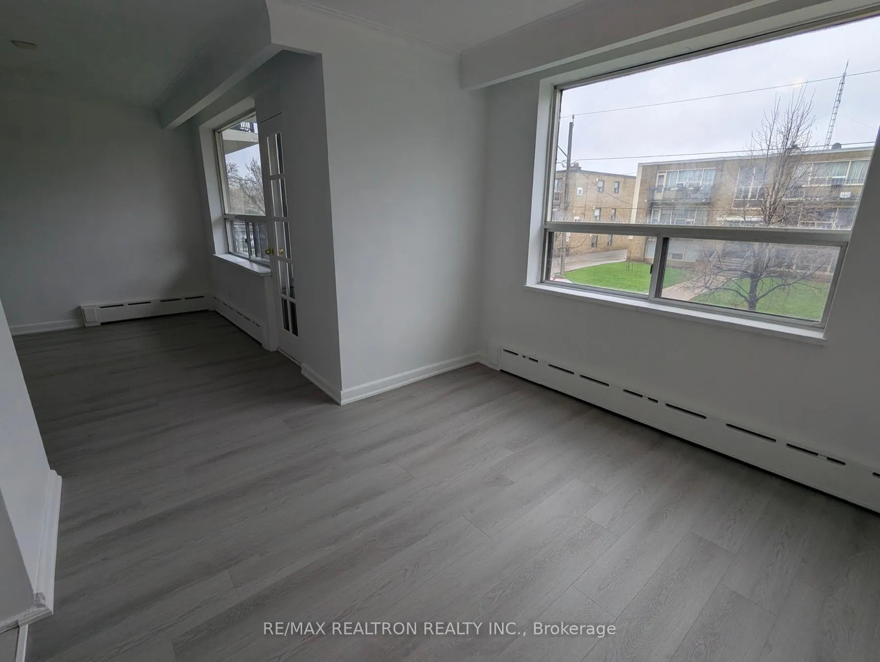 Photo 3 of Unit 4, 40 Meadowbrook Road, Toronto, Englemount-Lawrence — HOMEH